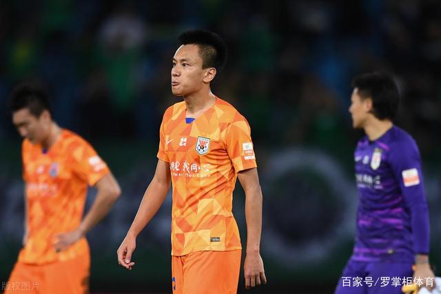 巴萨17岁小将面部受伤缝10针 赛后社交媒体晒图